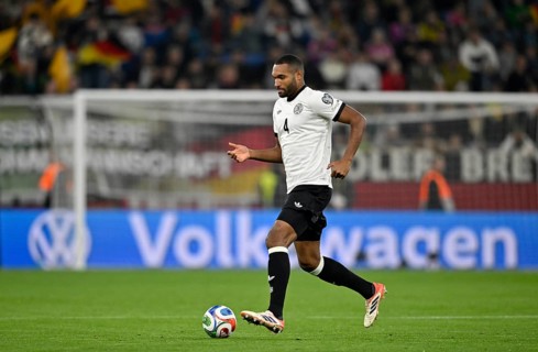 Jonathan Tah GER (04) Action on the ball in the background perimeter advertising logo Volkswagen