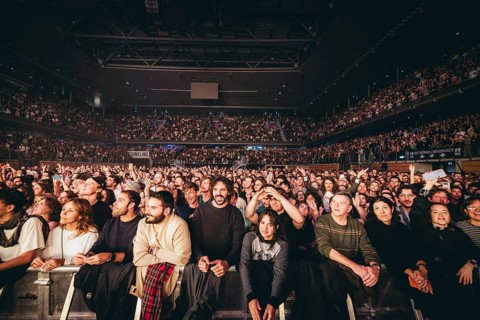 Publikum bei Parcels live in der Berliner Max-Schmeling-Halle am 04.10.2025