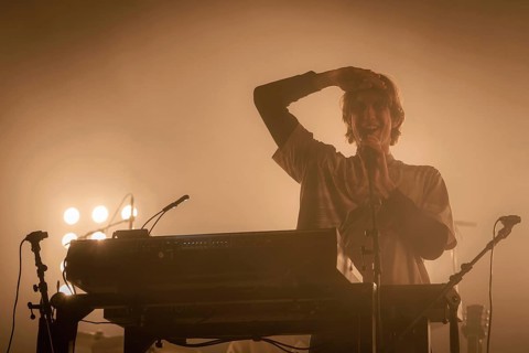 Patrick Hetherington, Keyboarder von Parcels live in der Berliner Max-Schmeling-Halle am 04.10.2025
