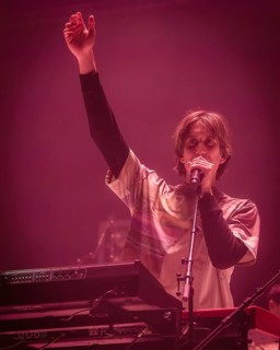 Patrick Hetherington, Keyboarder von Parcels live in der Berliner Max-Schmeling-Halle am 04.10.2025