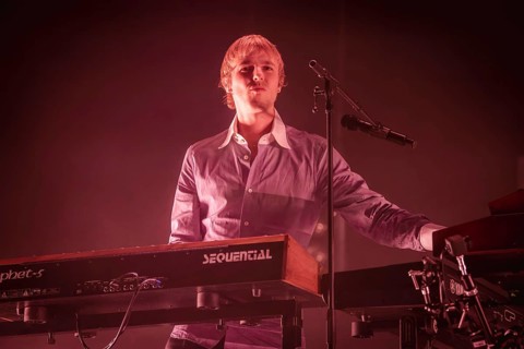 Louie Swain, Keyboarder von Parcels live in der Berliner Max-Schmeling-Halle am 04.10.2025