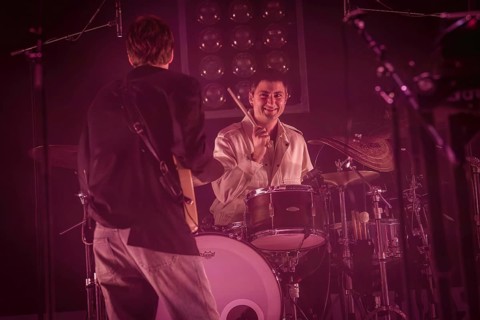Jules Crommelin (Gitarrist) und Anatole Serret (Schlagzeuger) von Parcels live in der Berliner