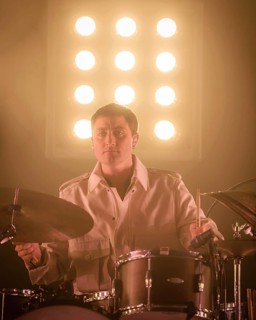 Anatole Serret, Schlagzeuger von Parcels live in der Berliner Max-Schmeling-Halle am 04.10.2025