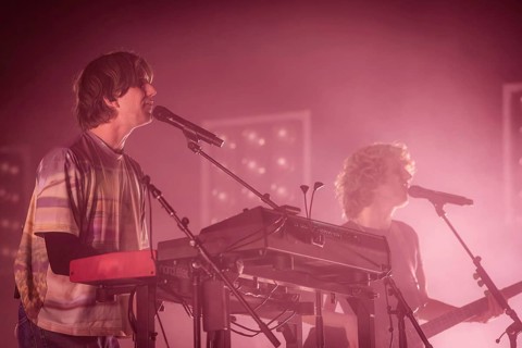 Patrick Hetherington (Keyboarder) und Noah Hill (Bassist) von Parcels live in der Berliner