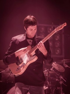 Jules Crommelin, Gitarrist von Parcels live in der Berliner Max-Schmeling-Halle am 04.10.2025