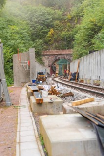 Eisenbahnbaustelle mit Tunnel umgeben von grüner Natur, Bau der Hermann Hessenahn, Calw,