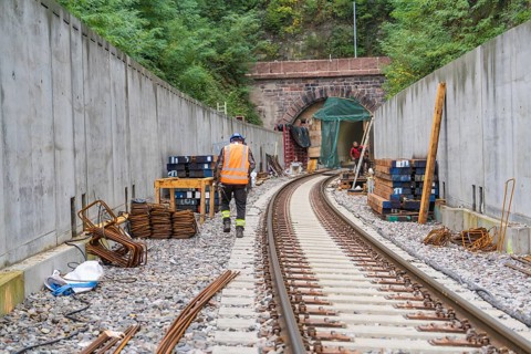 Arbeiter auf einer Eisenbahnbaustelle mit Tunnel im Hintergrund, Bau der Hermann Hessenahn, Calw,