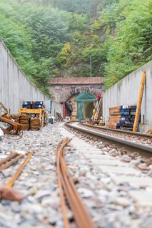 Eisenbahnbaustelle mit sichtbarem Tunnel und gestapeltem Material, Bau der Hermann Hessenahn, Calw,