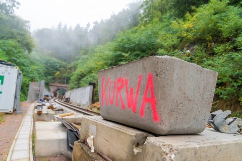 Mit 'Kurwa' beschriebene Betonblöcke auf einer Baustelle im Nebel, Bau der Hermann Hessenahn, Calw,