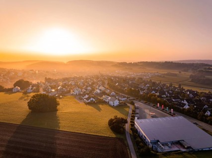 Blick auf ein schlafendes Dorf im Licht eines sanften Sonnenaufgangs, Gechingen, Heckengäu,