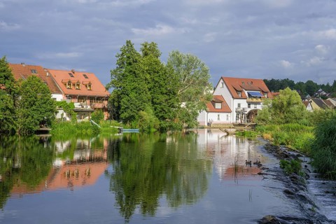 Fluss Naab im Hintergrund Mühlrad bei einer Wehranlage, Kallmünz, Bayern, Deutschland