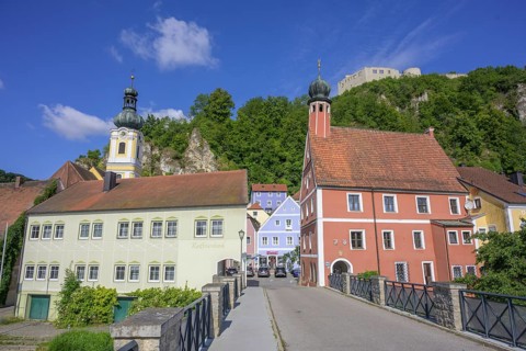 Ort mit Kirche von der steinernen Brücke aus, Kallmünz, Bayern, Deutschland