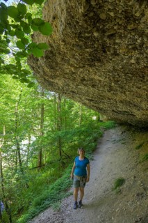 Konglomeratfelsen und Wanderweg im Naturschutzgebiet Steyr Fluss, Molln, Oberösterreich, Österreich
