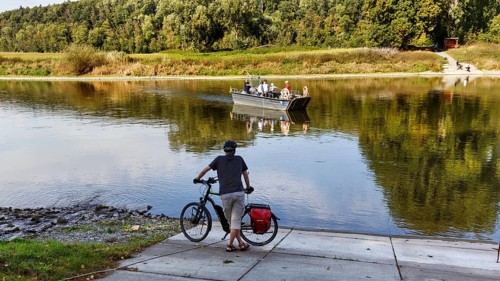 Radfahrer, E-Bike am Flussufer, wartet auf Personenfähre, Fahrradfähre Heinsen, Radtour, Oberweser,
