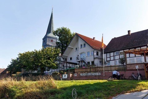 Blick von der Weser auf den Ort Heinsen, Kirchturm St. Liborius, Oberweser, Weserbergland,