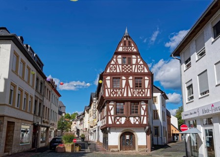 Fachwerkhaus in der Altstadt von Kirn, einer Gemeinde im Landkreis Bad Kreuznach. Kirn,