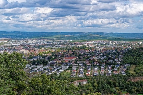 Ausblick vom Rotenfels, einer Steilwand am Naheufer im Naturpark Soonwald-Nahe, auf das Nahetal und