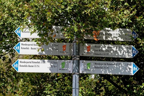 Wegweiser im Wandergebiet Rotenfels im Naturpark Soonwald-Nahe in der Pfalz. Traisen, Landkreis Bad