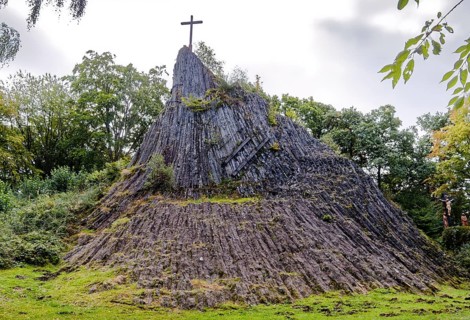 Nationaler Geotop Druidenstein, auch Herkersdorfer Köppel, ist ein kegelförmiger Fels aus Basalt in