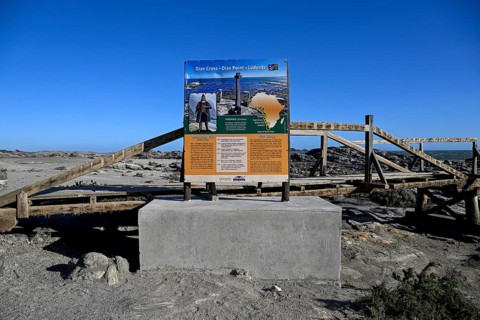 Schautafel nahe dem Dias Point oder Diaz Point, Dias-Kreuz, Lüderitz-Halbinsel, Region Karas,