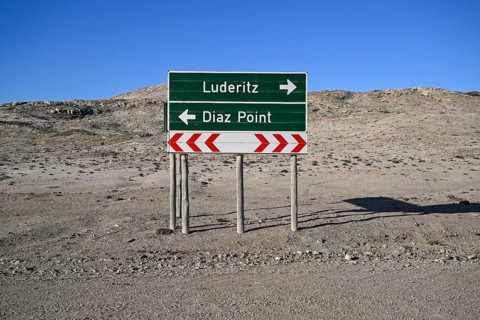 Straßenschild nahe dem Diaz Point oder Dias Point, Lüderitz-Halbinsel, Region Karas, Namibia