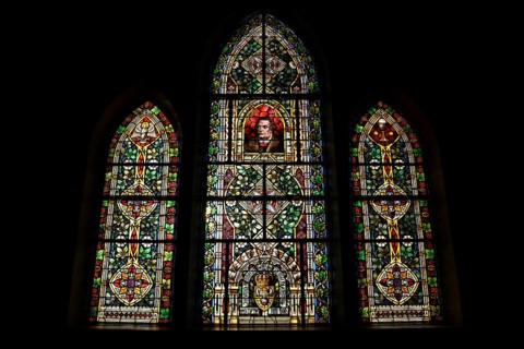 Luther-Fenster, Buntglasfenster, das ein Konterfei des Reformators Martin Luther zeigt, in der