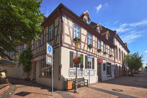 DRK-Laden VielfachSchön, Second-Hand-Laden, Nachhaltigkeit, Fachwerkhaus, Fassade mit Fenstern und