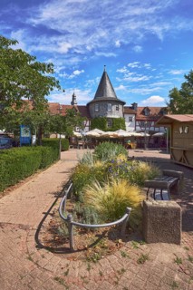 Fachwerkhäuser, Turm, Blumenbeet, Parkplatz mit Auto, Bäume, Hecke, Restaurant Zum Türmchen,
