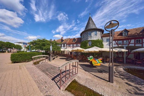 Altstadt, historische Fachwerkhäuser, Häuserzeile, hölzerne Fußgängerbrücke, Laterne, Turm, Gehweg