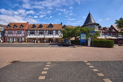 Historische Fachwerkhäuser, Häuserzeile, Spitzdächer mit roten Dachpfannen, Gauben, Turm, Platz,
