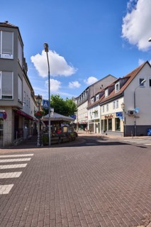 Allgemeine Bebauung, Gebäude, Fußgängerüberweg, Zebrastreifen, Einzelhandelsgeschäfte, einkaufen,