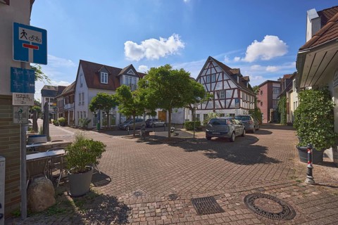 Platz, Fachwerkhaus, allgemeine Architektur, Gebäude, Straßen, Parkstreifen mit Autos,