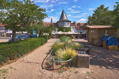 Fachwerkhäuser, Turm, Blumenbeet, Parkplatz mit Auto, Bäume, Hecke, Restaurant Zum Türmchen,