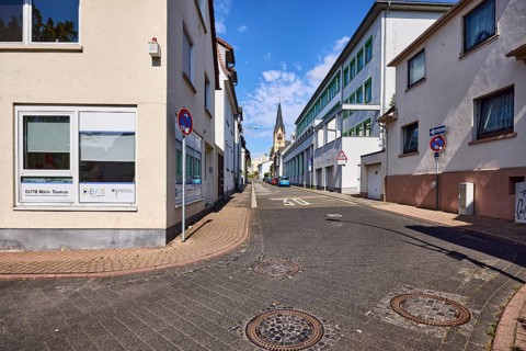 Allgemeine Architektur, Häuser, Gebäude, Straße, Kanaldeckel, Zone-30-Markierung, Einbahnstraße,