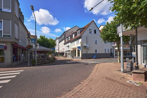 Allgemeine Bebauung, Gebäude, Fußgängerüberweg, Zebrastreifen, Einzelhandelsgeschäfte, Einkaufen,