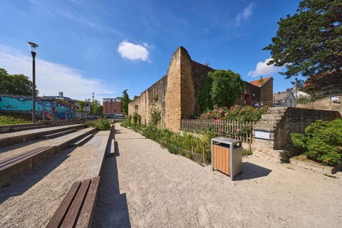Haus der Jugend, Altes Wasserschloss, Altstadt, Stadtbefestigung, Stadtmauer, Burg, Laterne,