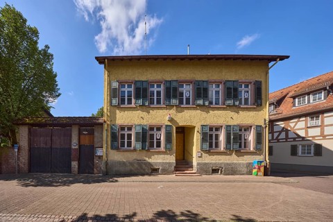 Historische Gebäude, Fachwerkhaus, Fassade mit Fenstern, Fensterläden, Eingang und Treppe, Baum,