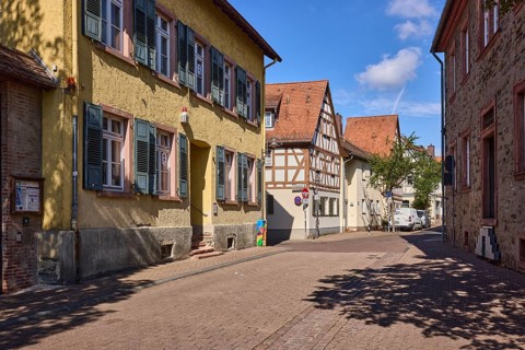 Historisches Gebäude, Fassade mit Fenstern und Fensterläden, Sandsteingebäude, Spitzdach mit roten