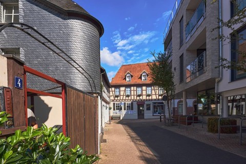 Häuser, Fachwerkhaus, Fassade mit Schieferplatten, blauer Himmel, Cumuluswolken, Kreuzung