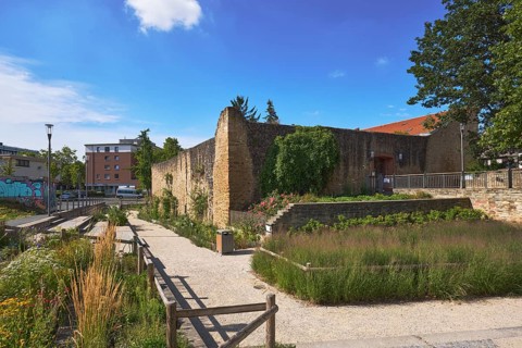 Altstadt, Stadtbefestigung, Stadtmauer, Altes Wasserschloss, Burg, Haus der Jugend, Laterne,