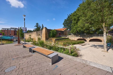 Altstadt, Stadtbefestigung, Stadtmauer, Alte Burg, Wasserschloss, Laterne, Gehweg aus