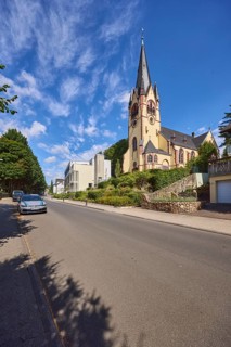 Evangelische Johanneskirche, Kirche, Parkstreifen mit Autos, moderne Gebäude, Laterne, Bäume,