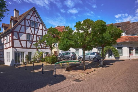 Platz, Straßen, Fachwerkhaus, allgemeine Architektur, Absperrpoller, Parkstreifen mit Fahrzeugen,