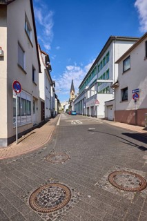 Allgemeine Architektur, Häuser, Gebäude, Straße, Kanaldeckel, Zone-30-Markierung, Einbahnstraße,