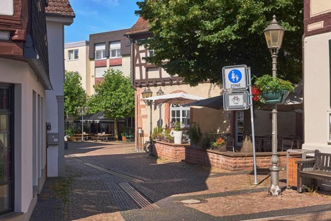 Zugang zur Fußgängerzone mit Verkehrsschild, Zusatzschild Fahrräder frei, Laterne, Altes Rathaus