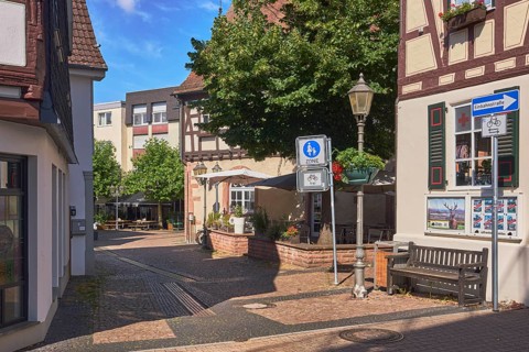 Zugang zur Fußgängerzone, Verkehrsschild Fußgängerzone, Einbahnstraße, allgemeine Architektur,
