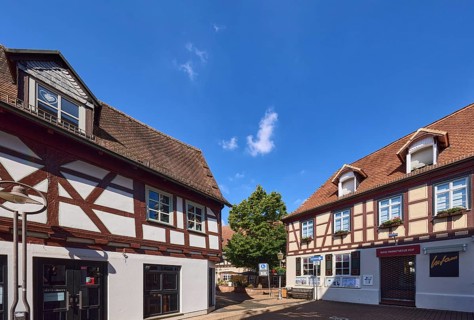 Fachwerkhäuser, Laterne, Bäume, Fußgängerzone, blauer Himmel, Cumuluswolken, Kreuzung Burgstraße