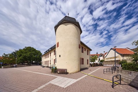 Historische Gebäude, Kellerei, allgemeine Architektur, Laterne, Fahrradständer, Sitzbank,