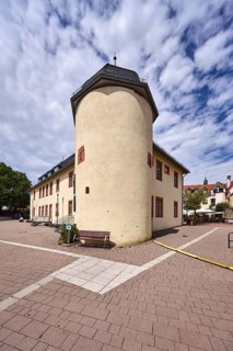 Haus der Vereine, historische Gebäude, Kellerei, allgemeine Architektur, Sitzbank, Bürgersteig aus