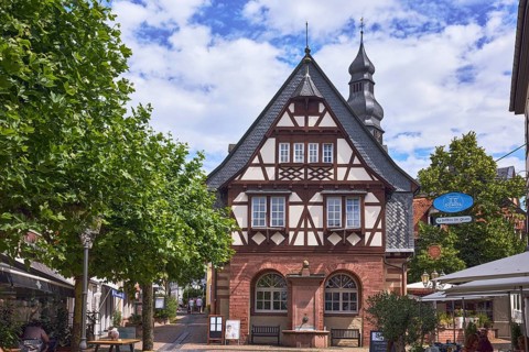 Historisches Rathaus, Altes Rathaus Café Hofheim am Taunus, Kirchturm der Pfarrkirche St. Peter und